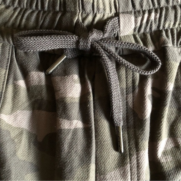 Athleta NWT Women’s FARALLON Green Camo Active Shorts Size 22 - Picture 6 of 13